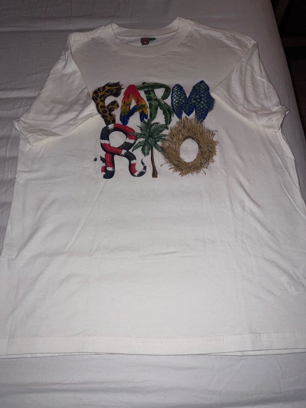 FARM Rio must-have T-shirt featuring an exclusive print. Colorful, unique, and f